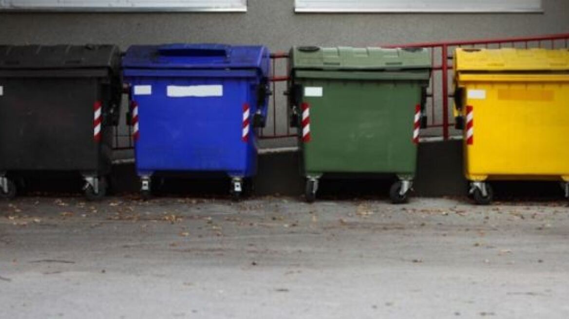 Έκαναν... φτερά κάδοι απορριμμάτων!