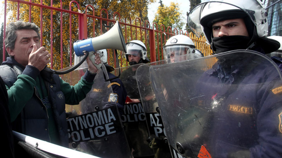 Συγκέντρωση δασκάλων στο υπουργείο Παιδείας