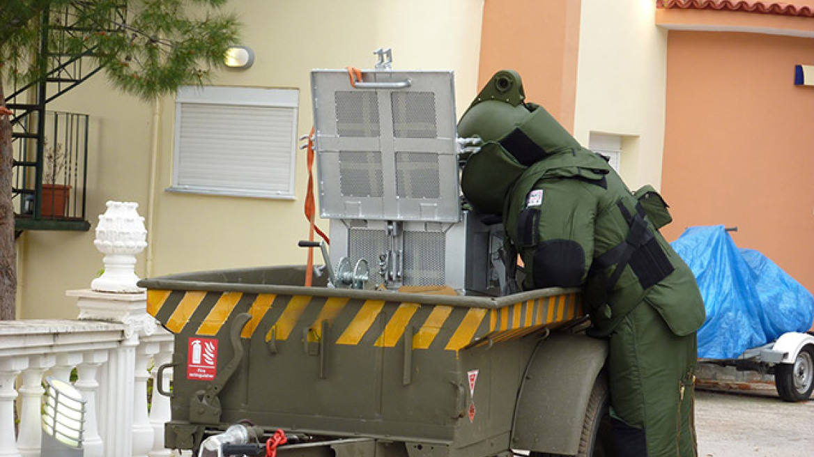 Φωτογραφίες: Ναρκαλιευτές εξουδετερώνουν χειροβομβίδα στη Νέα Πέραμο