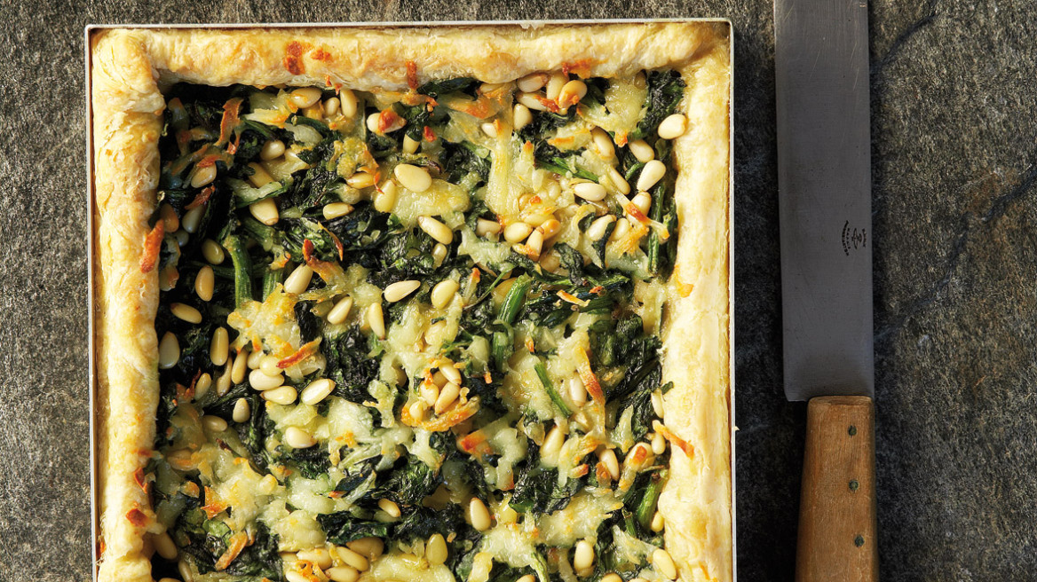 Τάρτα με σπανάκι, αρωματικά και χαλούμι