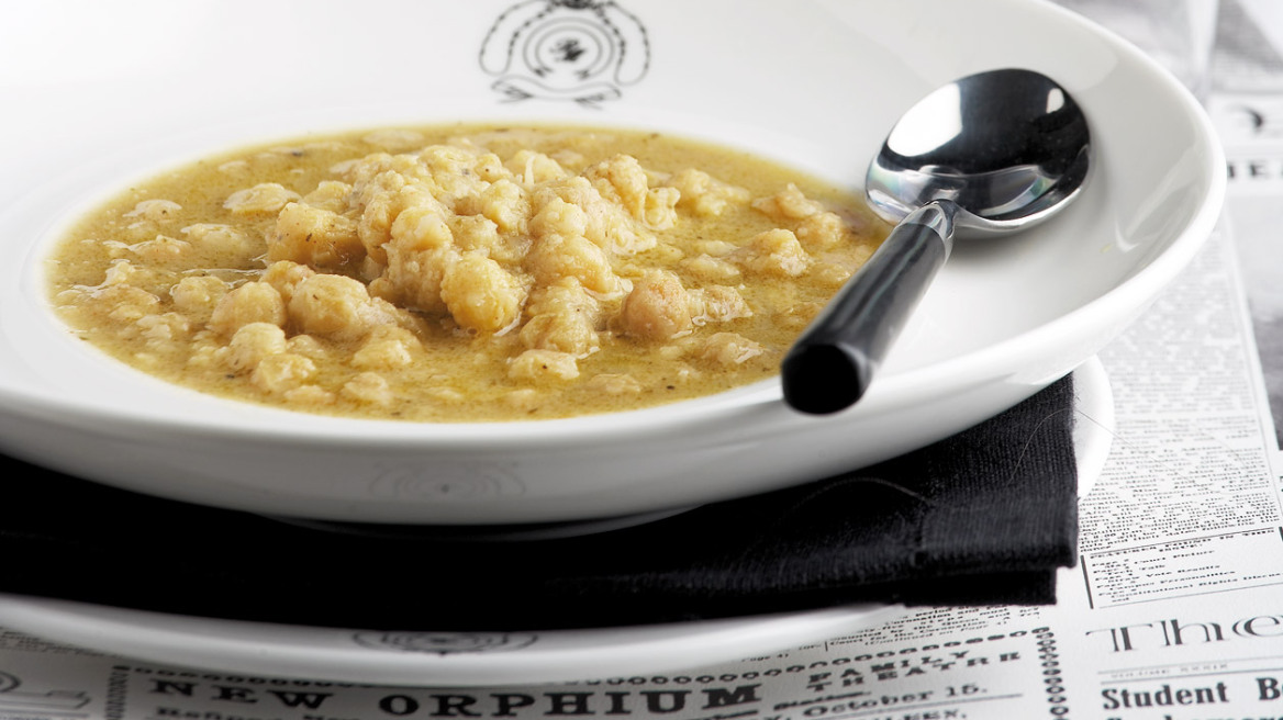 Χυλωμένη ρεβιθάδα με κρεμμύδι και ρίγανη