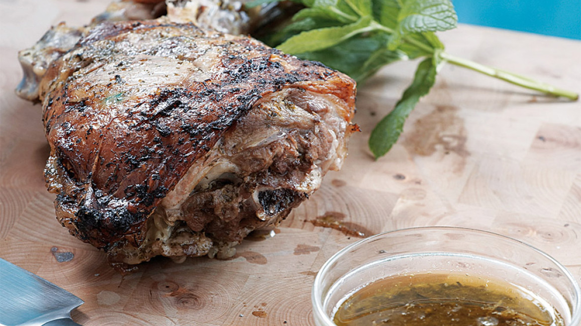 Ψητό αρνάκι στο φούρνο με σκόρδο και φρέσκα μυρωδικά