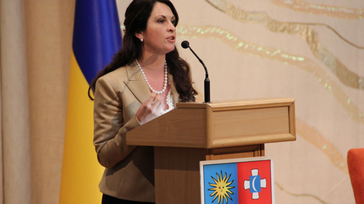 Ουκρανία: Η κομμουνίστρια που έριξε ξύλο σε ακροδεξιό μέσα στη Βουλή