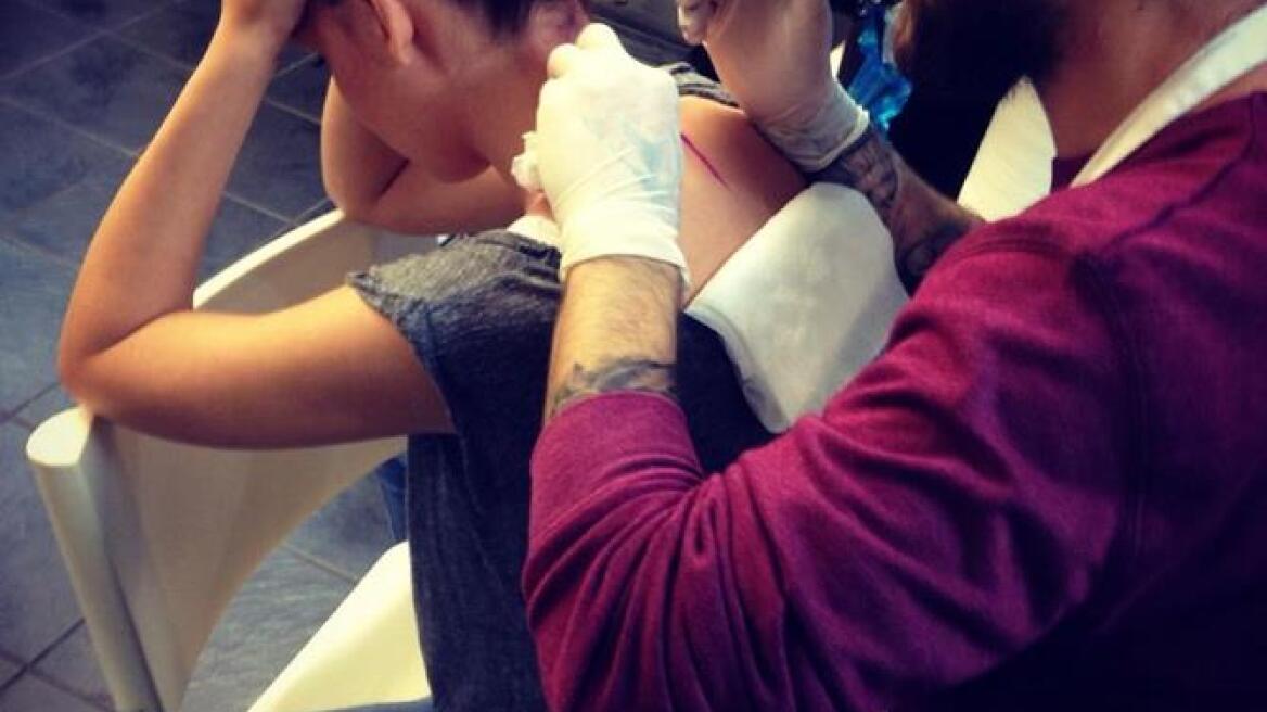 Η Υβόννη Μπόσνιακ «χτύπησε» τατουάζ