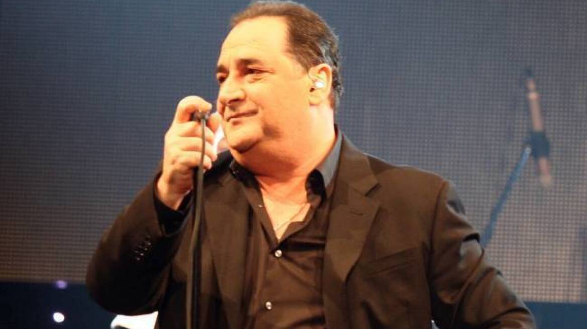 Βασίλης Καρράς: «Καθάριζα σκάλες με τη μάνα μου»