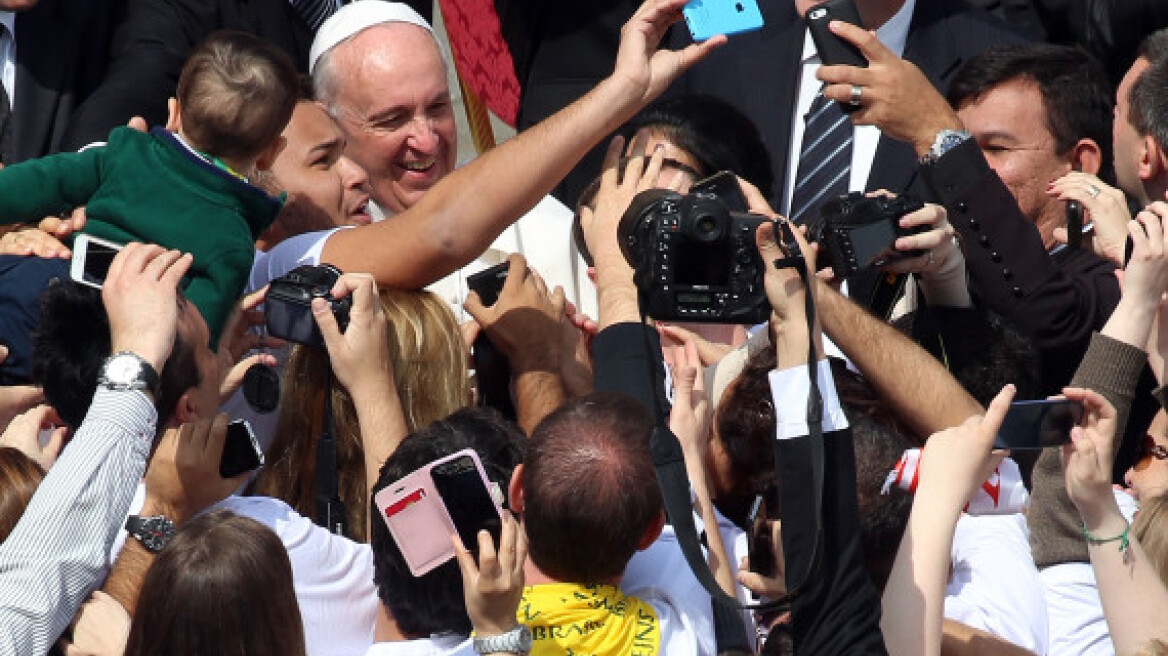 Ο πάπας Φραγκίσκος «τρελαίνεται» για selfie!