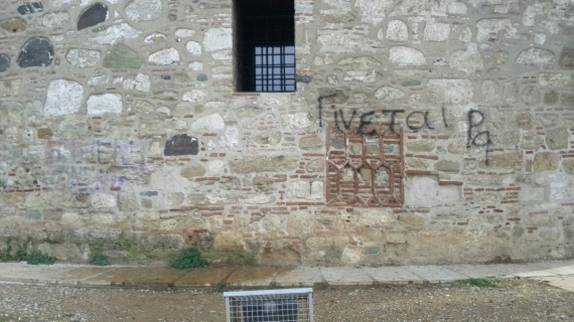 «Los Lampikos»: Οι Θεσσαλονικείς καθαρίζουν τις μουτζούρες των γκράφιτι