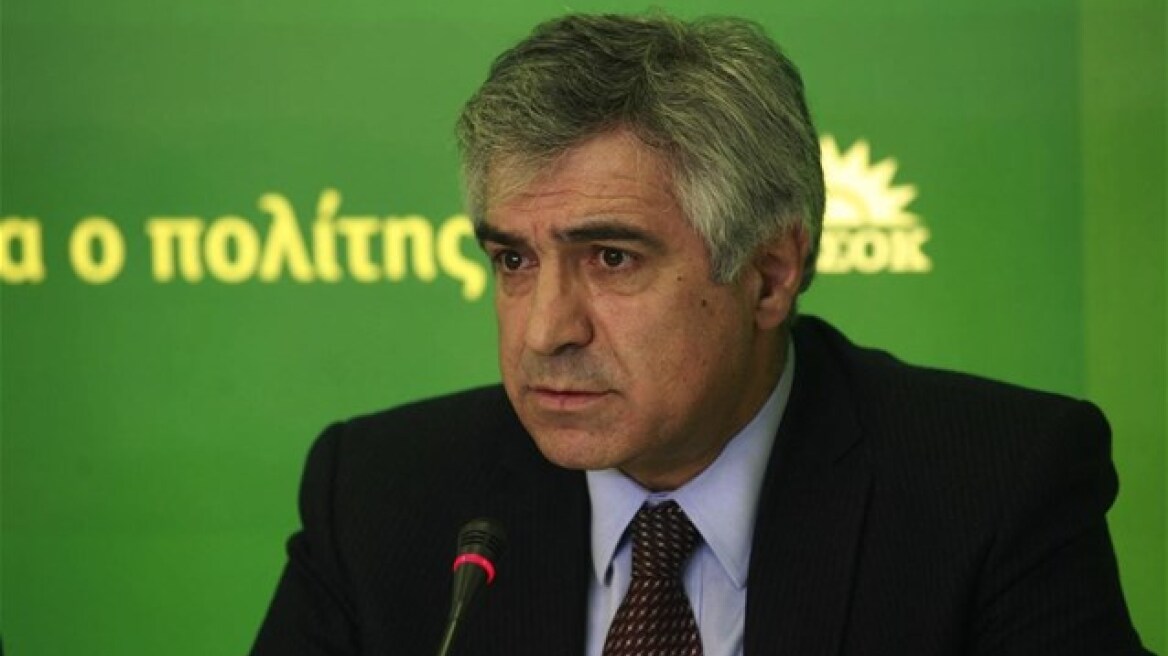 Καρχιμάκης: H δεξιά μας θεωρεί του... χεριού της!