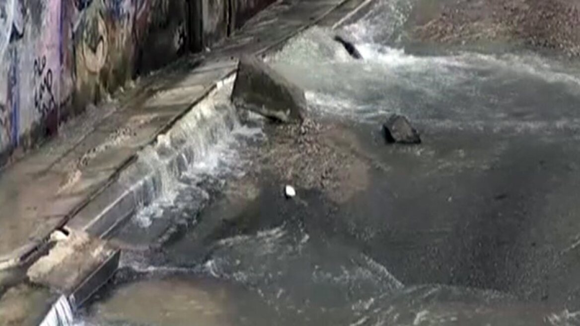 Χανιά: Τα νερά σπασμένου αγωγού παρέσυραν αυτοκίνητο