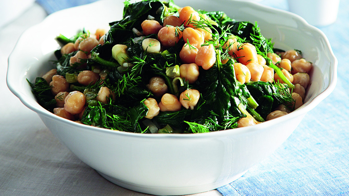 Σαλάτα με ρεβίθια και μαγειρεμένο σπανάκι