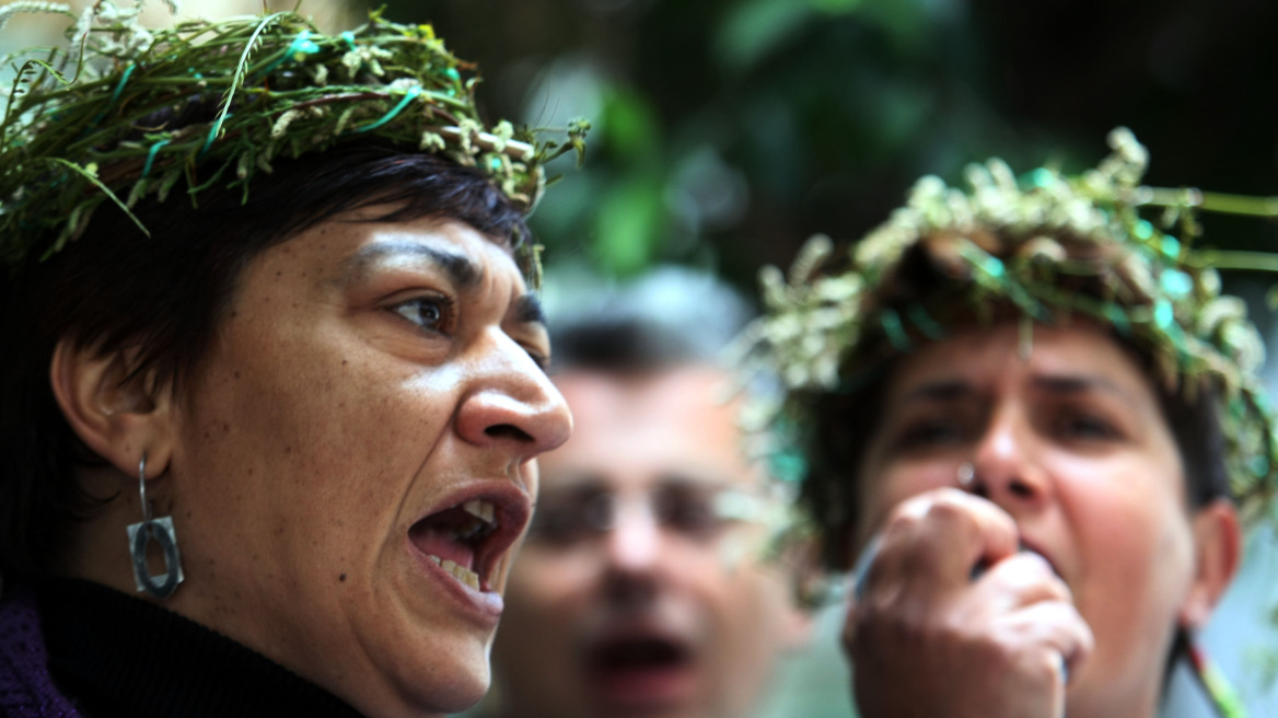 Οι καθαρίστριες διαμαρτυρήθηκαν βάζοντας ακάνθινα στεφάνια  