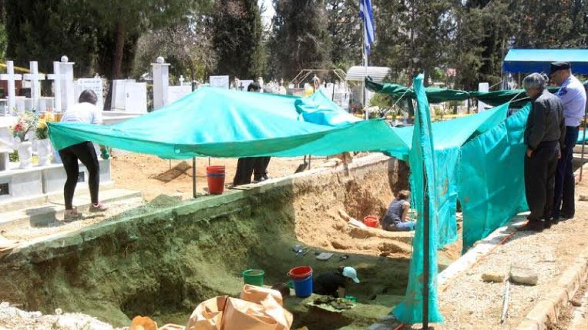 Κύπρος 1974: Στους τάφους με τα πυρομαχικά οι νεκροί καταδρομείς του πραξικοπήματος 