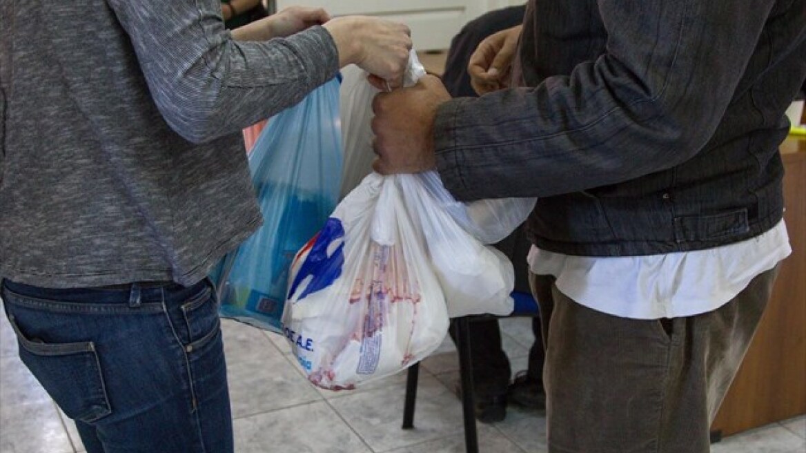 Δήμος Αθηναίων: Μοίρασε 3.850 πασχαλινά πακέτα μέσω του Κόμβου Αλληλοβοήθειας 