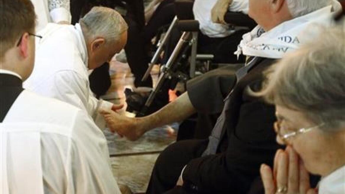 Βίντεο: Ο Πάπας Φραγκίσκος έπλυνε τα πόδια 12 ατόμων με ειδικές ανάγκες