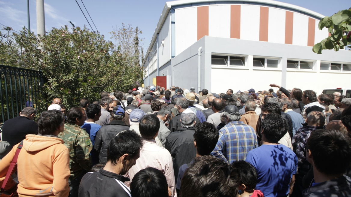 «Πλημμύρισε» το κλειστό του Ρουφ από άπορους και άστεγους για τα γεύματα αγάπης