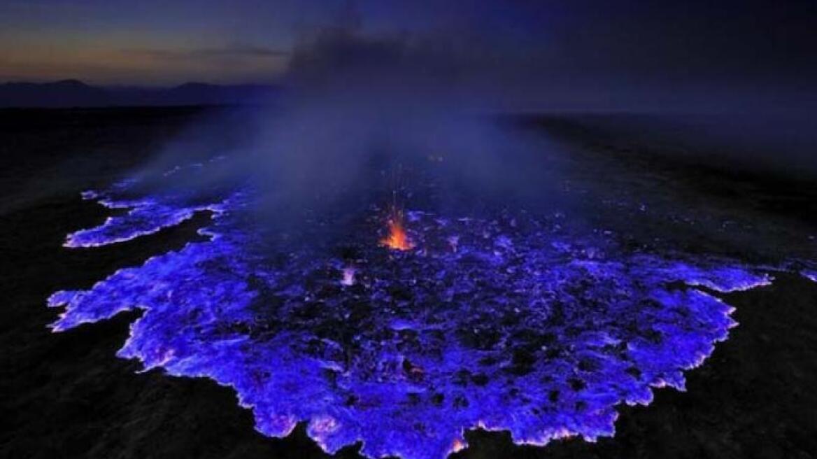 Μοναδικές εικόνες από το ηφαίστειο με την μπλε λάβα!