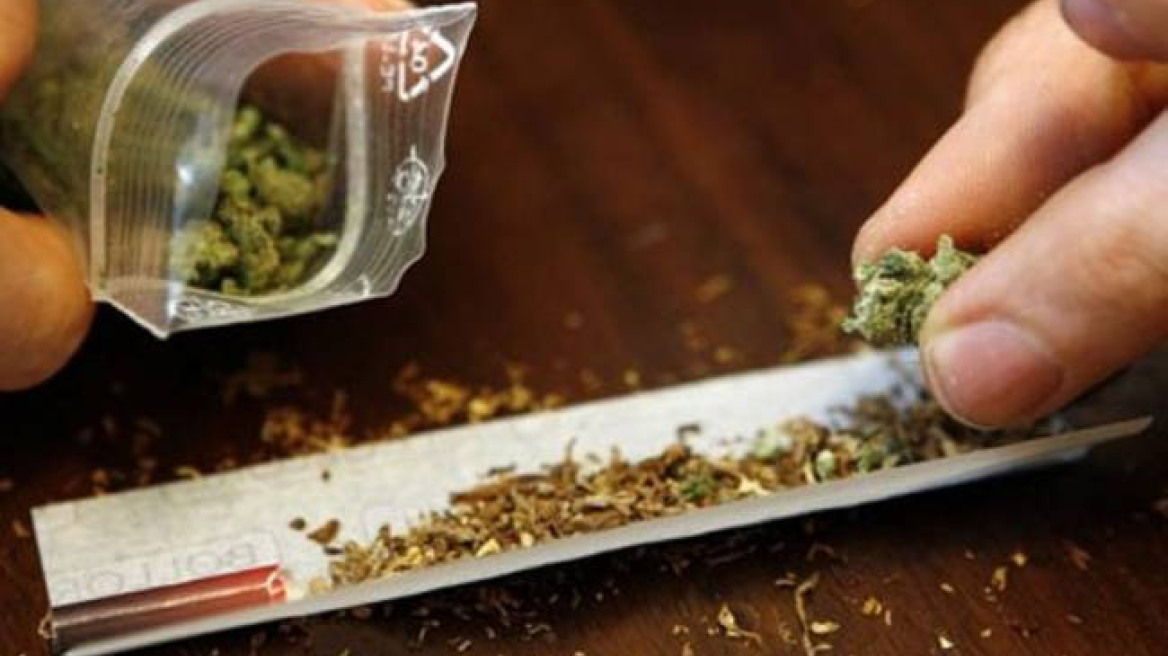 Έπιασαν τον διακινητή μαζί με τα έξι «βαποράκια» του
