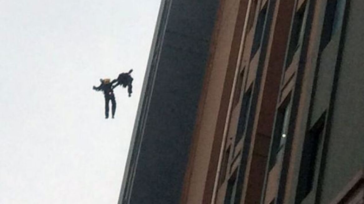 Βίντεο: Έκρηξη ρίχνει στο κενό δύο πυροσβέστες στην Κίνα!