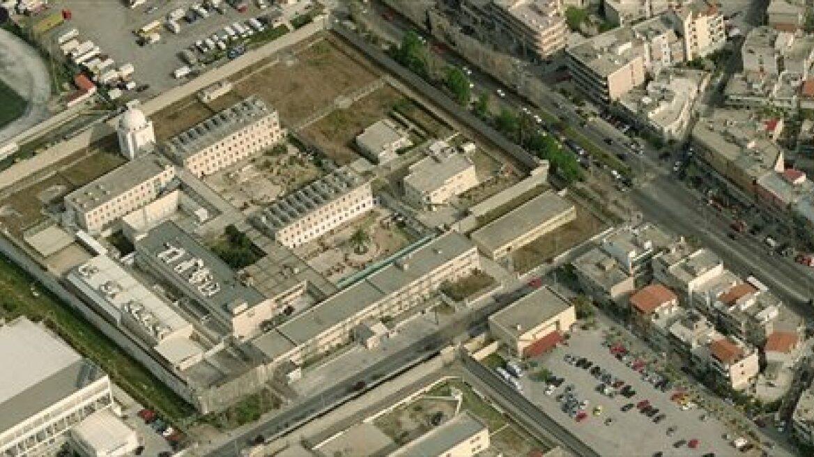 Μαχαίρια και κινητά τηλέφωνα βρέθηκαν στις φυλακές Κορυδαλλού