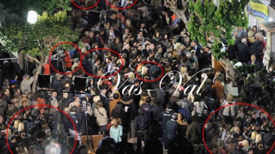 Κακό photoshop: «Αβγάτισε» τους ψηφοφόρους σε προεκλογική του συγκέντρωση