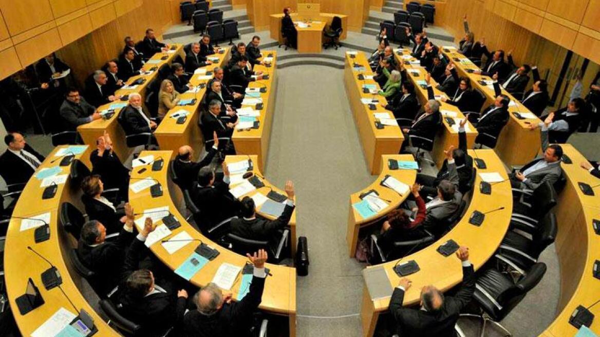 Κυπριακή Βουλή: «Βασιλικά» μπόνους σε υπαλλήλους τραπεζών