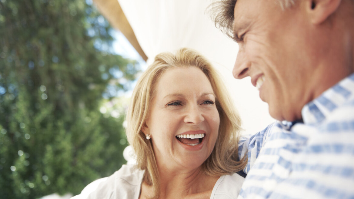 Πέντε λόγοι που άντρες θέλουν να βγαίνουν ραντεβού με γυναίκες άνω των 50