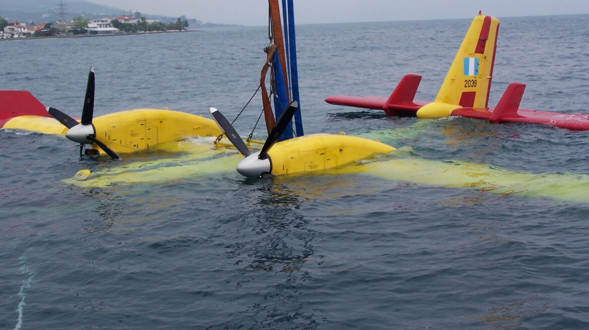 Ρυμουλκό ασφάλισε το Canadair για να μην παρασυρθεί μέσα στη νύχτα