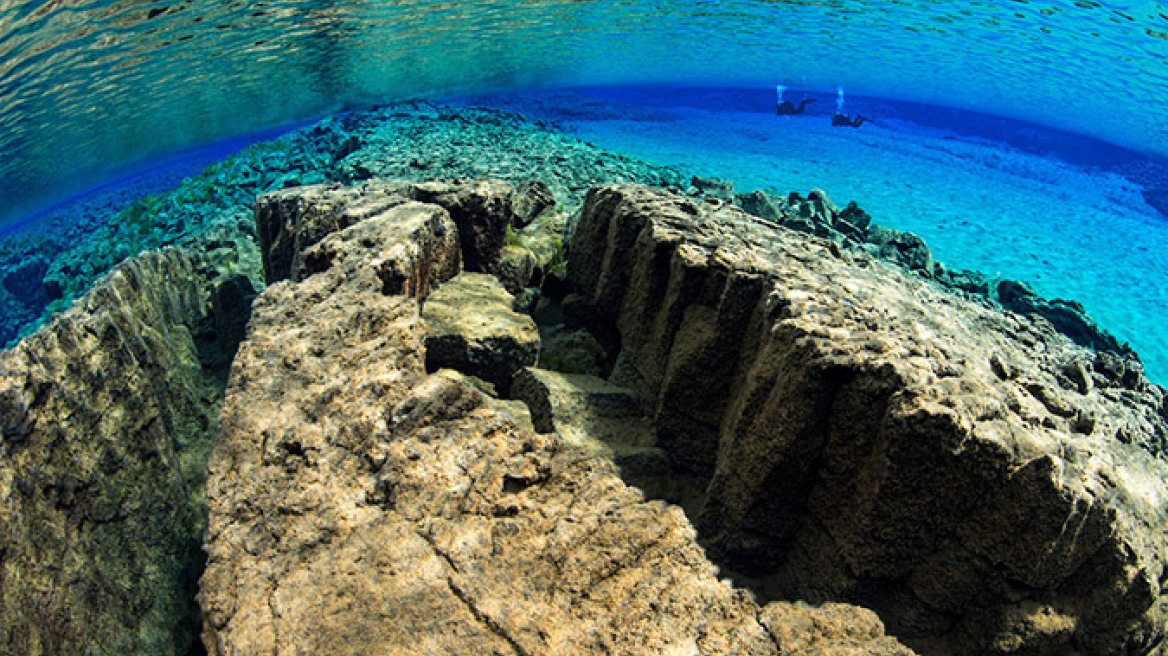  Δείτε πώς είναι να κολυμπά κανείς ανάμεσα σε δύο ηπείρους!