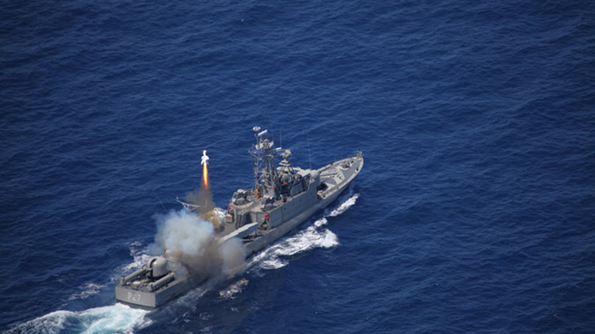 Δείτε εντυπωσιακές φωτογραφίες με βολές πυραύλων από πλοία του Πολεμικού Ναυτικού