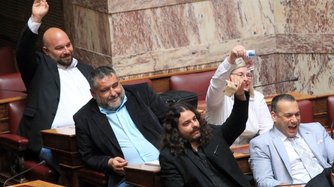 Ζαρούλια κατά Αλεξόπουλου: «Πάρε λεφτά, πάρε λεφτά!»