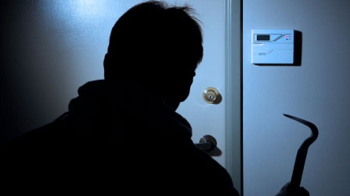 Ο διαρρήκτης έκλεβε τις ταμειακές μηχανές