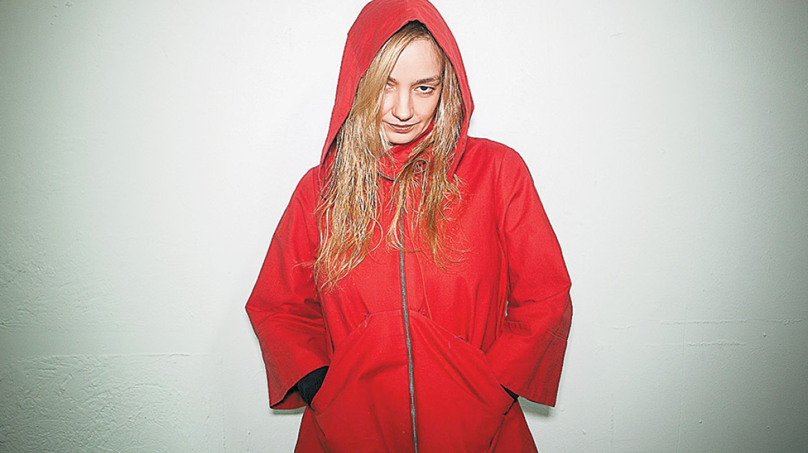 Η Λένα Κιτσοπούλου ως άλλη Κοκκινοσκουφίτσα