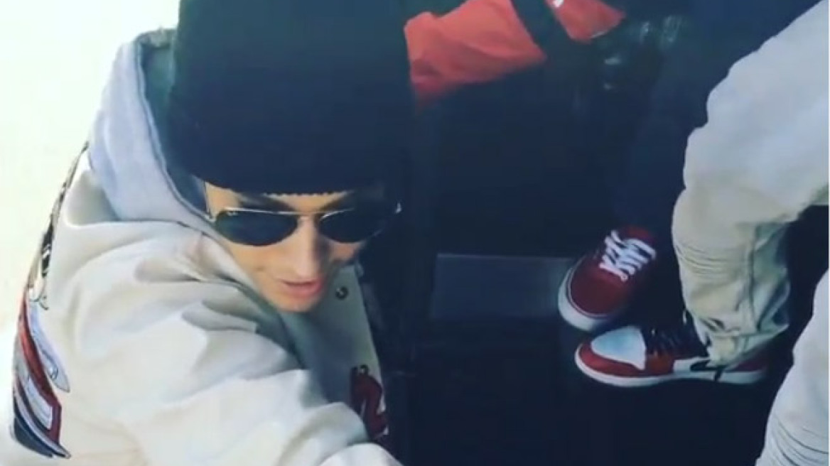 Βίντεο: Δείτε τον Justin Bieber να κρεμιέται από φορτηγό εν κινήσει 