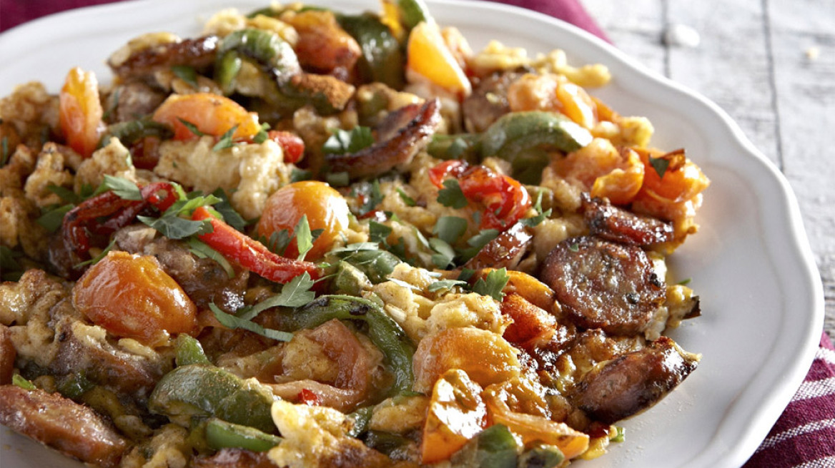 Kαγιανάς με λουκάνικο Μυκόνου