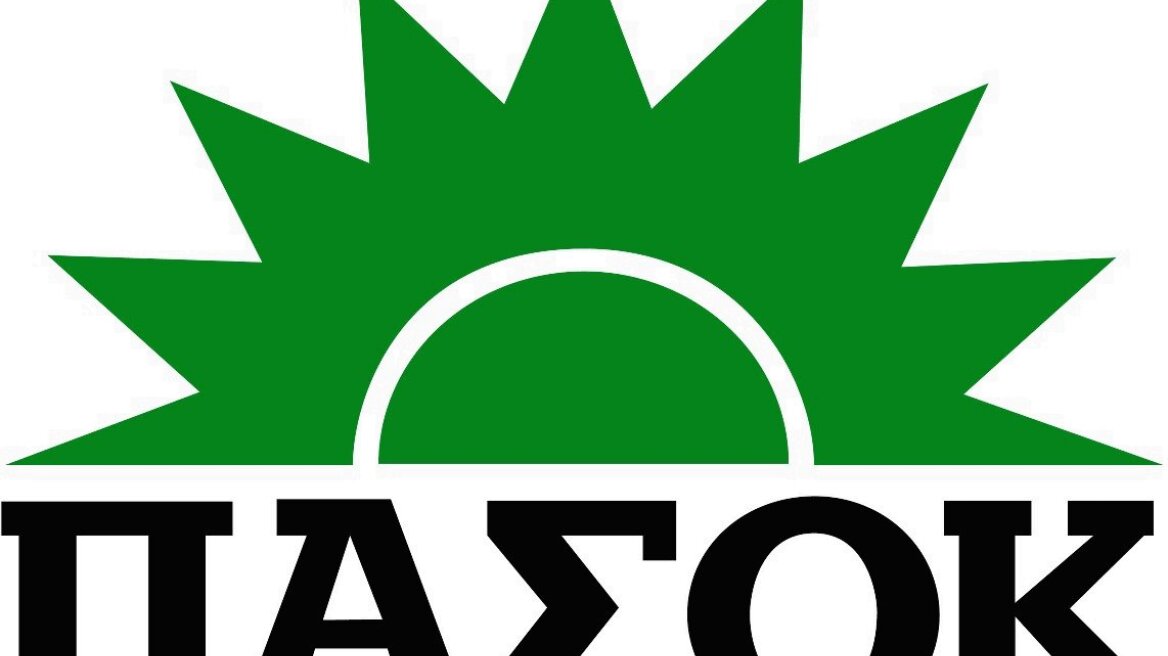 ΠΑΣΟΚ: Αιχμές για τον χρόνο ανακοίνωσης των προτάσεων αναθεώρησης του Συντάγματος