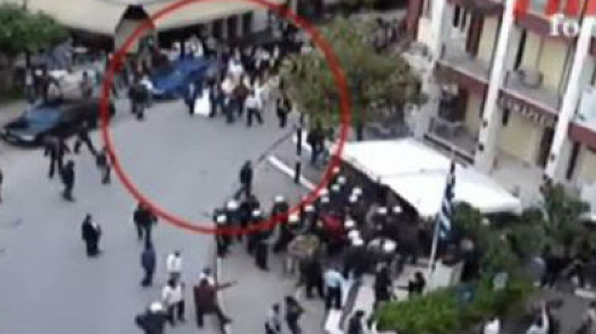 «Mάχη» χρυσαυγιτών-αντιεξουσιαστών μπροστά στα μάτια της νύφης
