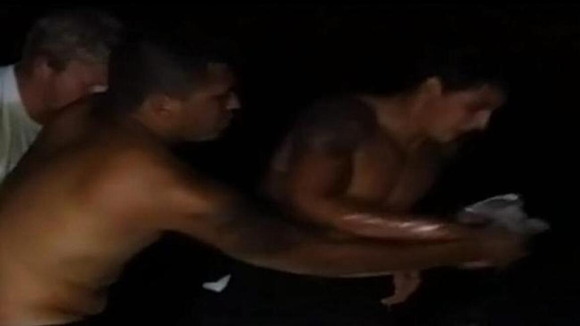 Βίντεο: Ψαράδες σε ρόλο... μαιευτήρα, ξεγένησαν καρχαρία!