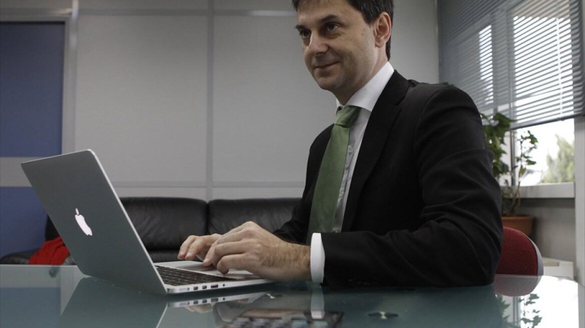 Θεοχάρης: Απόλυτη η προστασία λογαριασμών έως 1.500 ευρώ