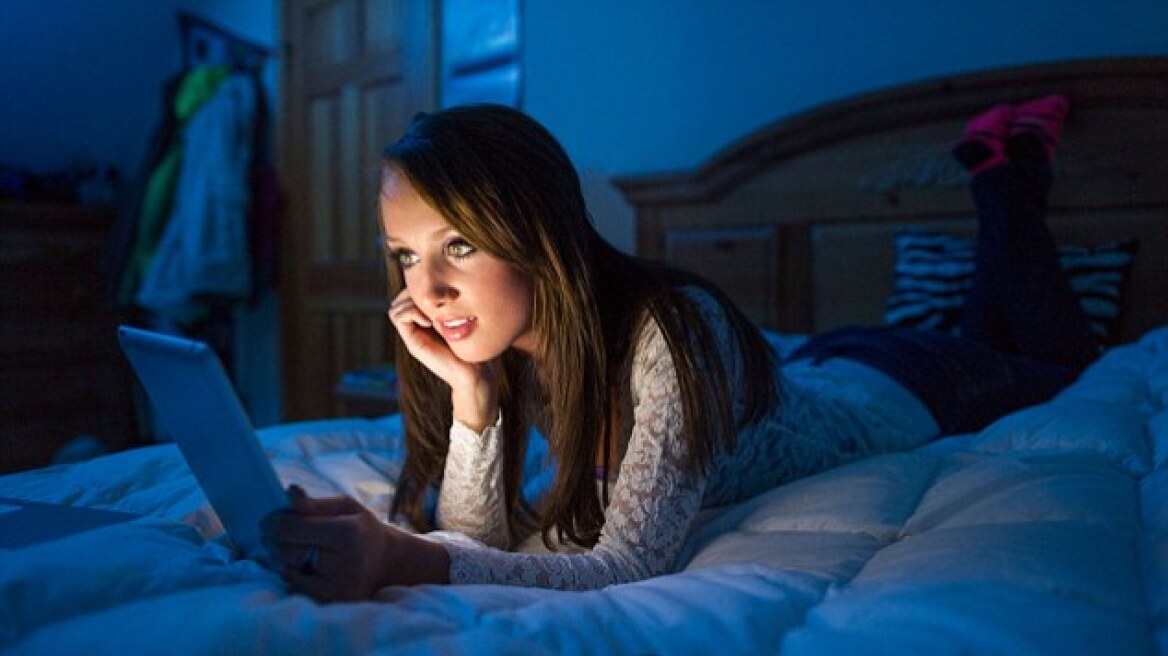 Κοιμόμαστε λιγότερο και γι' αυτό φταίνε τα tablets και οι υπολογιστές