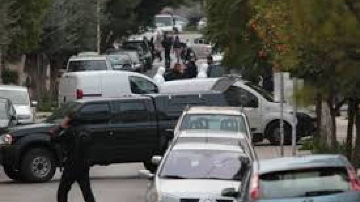 Μίνι οπλοστάσιο σε εγκαταλελειμμένο σπίτι κοντά στον ΔΟΛ 