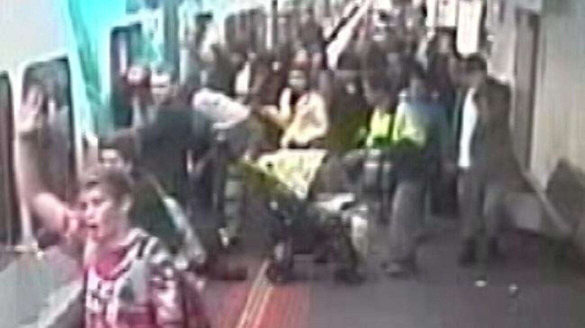 Video σοκ: Της έπεσε το μωρό μεταξύ του συρμού και της αποβάθρας!