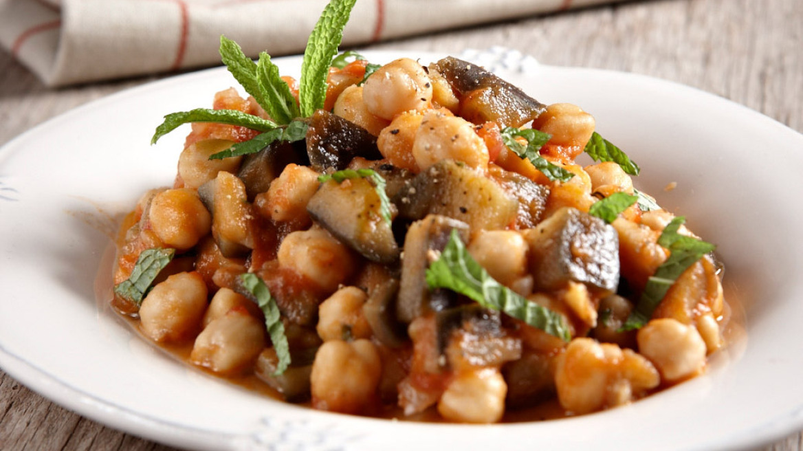 Μελιτζάνες με ρεβίθια και δυόσμο