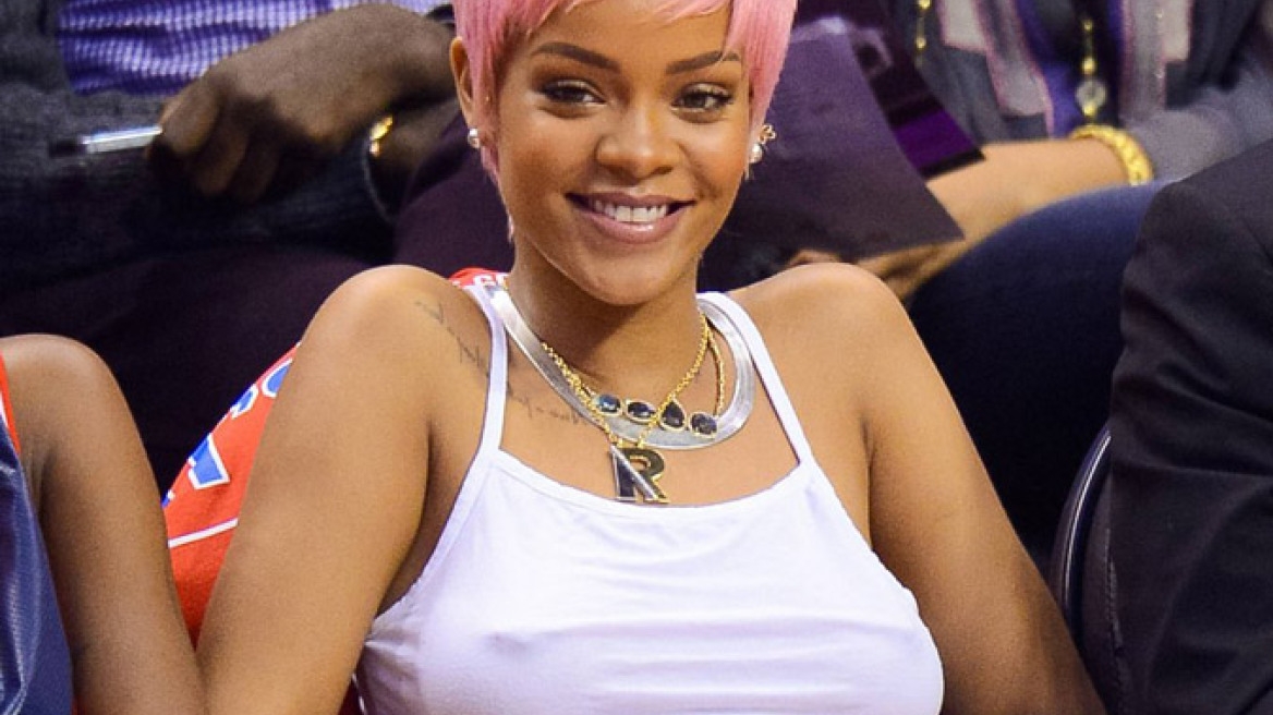 Rihanna: Γιατί χουφτώνει το στήθος της;