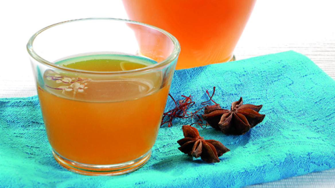 Κρύο τσάι με σαφράν, μέλι, λεμόνι και αστεροειδή γλυκάνισο