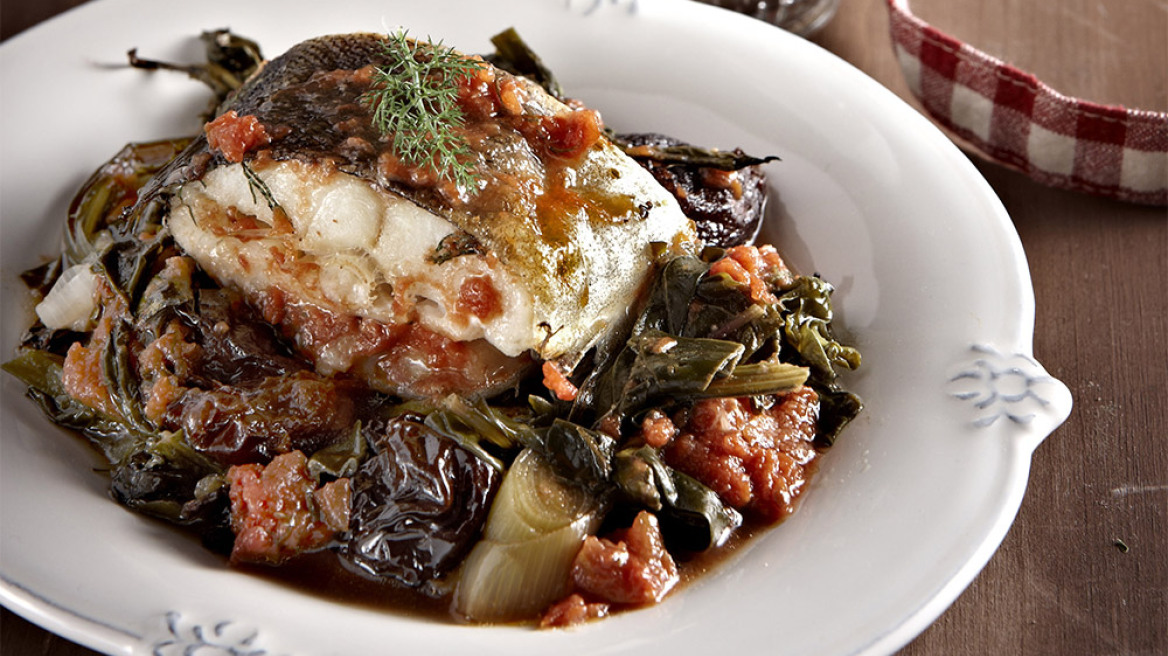 Μπακαλιάρος στη γάστρα με χόρτα και ξερά δαμάσκηνα