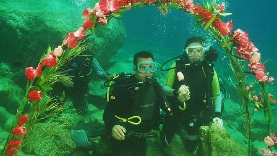 Κρήτη: Ρώσοι έκαναν υποβρύχιο γάμο!