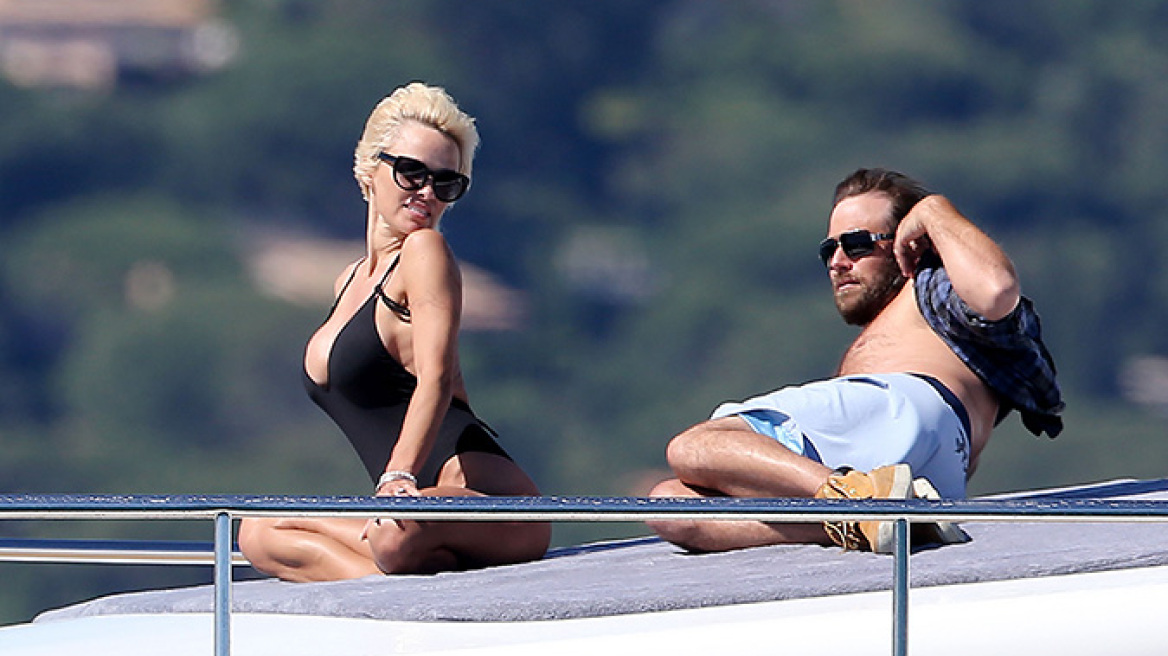 Pamela Anderson: Πόζες και φιλιά πάνω σε σκάφος