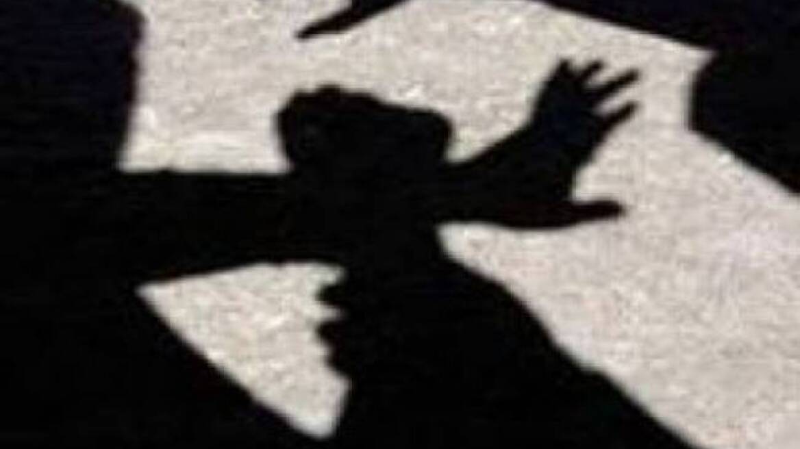 Νταήδες τσιγγάνοι έδειραν γυναίκα αστυνομικό στο Αγρίνιο