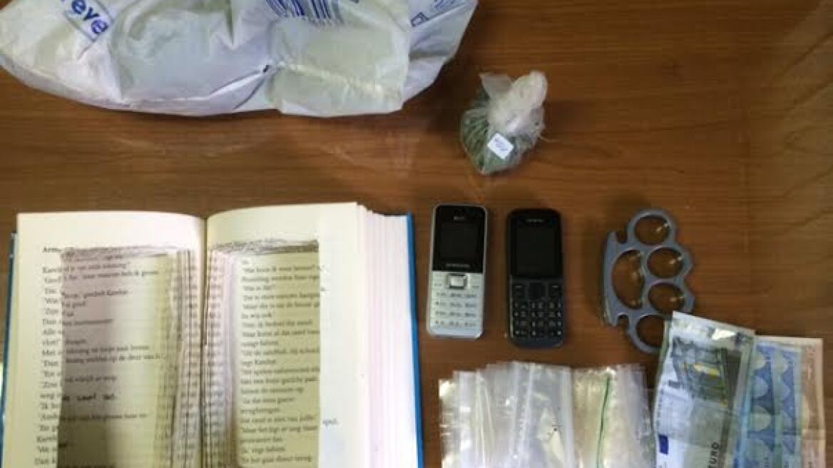 Ξάνθη: Έκρυβε το χασίς σε βιβλίο με... κομμένες σελίδες!