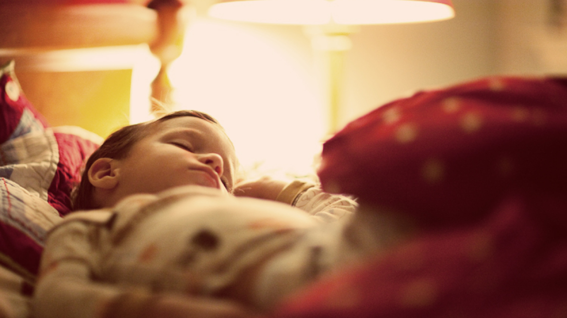 Μην κοιμάστε με φως, μπορεί να... παχύνετε